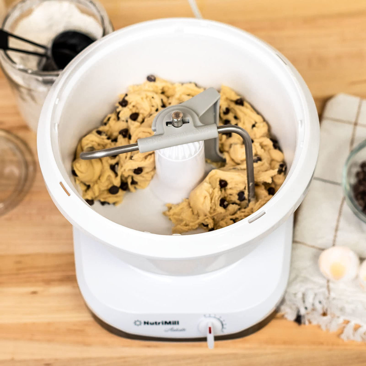 Artiste Kitchen Electric Stand Mixer 500 Watt 6.5 Quart Bowl with Dough Hook and Wire Whips Black Trim