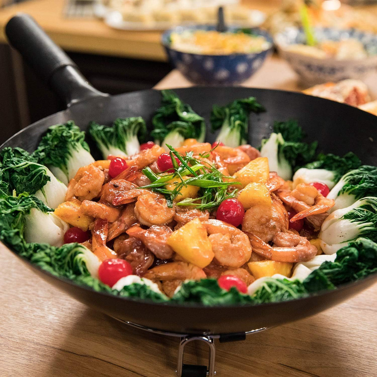 Electric induction wok with 3 wattages 600W 900W and 1500W 100°F to 575°F in 5°F cooking increments
